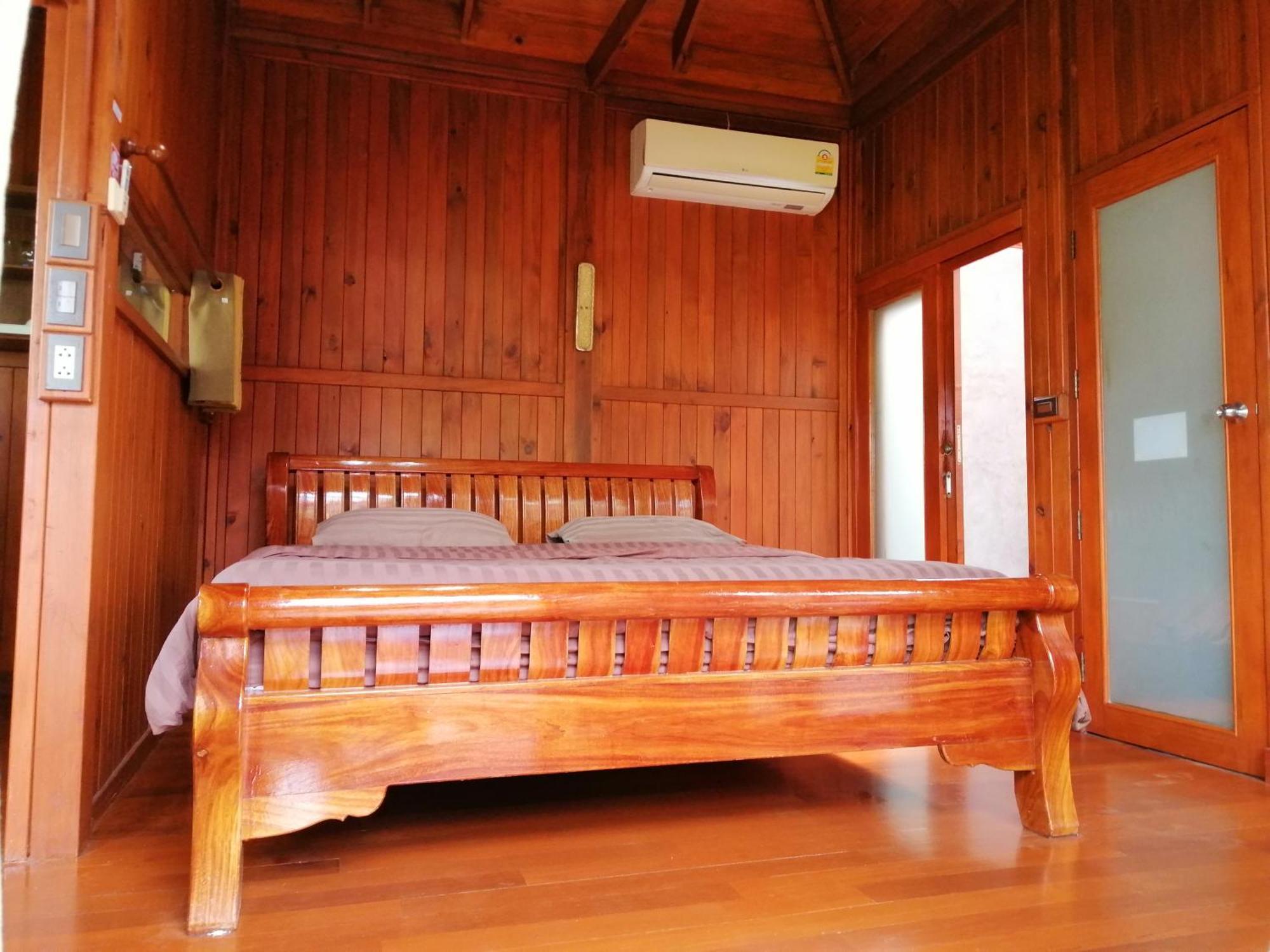 Wood House Pattaya Hotel Exterior photo