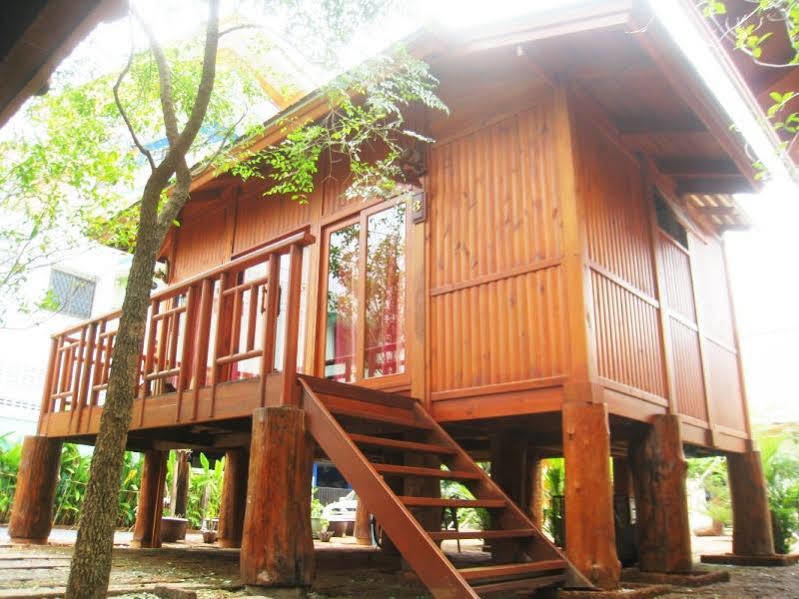 Wood House Pattaya Hotel Exterior photo